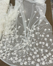 Carica l'immagine nel visualizzatore di Gallery, Tulle bianca ricamata 3d a degrade: 42€/m
