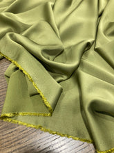 Carica l'immagine nel visualizzatore di Gallery, Crepe Cady viscosa oliva: €33/mtl