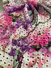 Carica l'immagine nel visualizzatore di Gallery, Sangallo con fiori fucsia: 36€/m