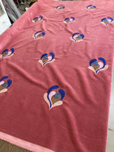 Carica l'immagine nel visualizzatore di Gallery, Velluto rosa con ricamo: 55€/m