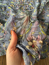 Carica l'immagine nel visualizzatore di Gallery, Devore seta viscosa grigio azzurro fiore giallo rosso: 33€/mt