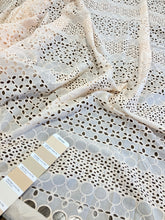 Carica l'immagine nel visualizzatore di Gallery, Sangallo color pesca chiaro: 24€/m