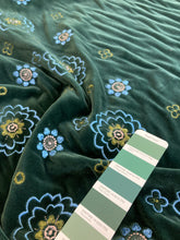 Carica l'immagine nel visualizzatore di Gallery, Velluto verde con ricamo: 55€/m