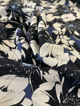 Carica l'immagine nel visualizzatore di Gallery, Seta fiore blu: 49€/m