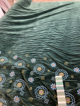 Carica l'immagine nel visualizzatore di Gallery, Velluto verde con ricamo: 55€/m