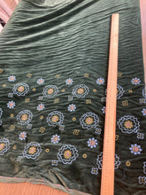 Carica l'immagine nel visualizzatore di Gallery, Velluto verde con ricamo: 55€/m