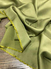 Carica l'immagine nel visualizzatore di Gallery, Crepe Cady viscosa oliva: €33/mtl