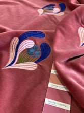 Carica l'immagine nel visualizzatore di Gallery, Velluto rosa con ricamo: 55€/m