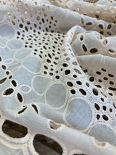 Carica l'immagine nel visualizzatore di Gallery, Sangallo color pesca chiaro: 24€/m