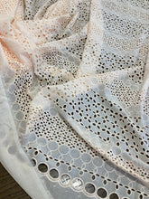 Carica l'immagine nel visualizzatore di Gallery, Sangallo color pesca chiaro: 24€/m