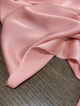 Carica l'immagine nel visualizzatore di Gallery, Crepe cady viscosa rosa: €33/mtl