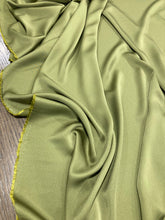 Carica l'immagine nel visualizzatore di Gallery, Crepe Cady viscosa oliva: €33/mtl