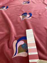 Carica l'immagine nel visualizzatore di Gallery, Velluto rosa con ricamo: 55€/m