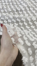 Carica e avvia il video nel visualizzatore di galleria, Tessuto bianco fantasia base seta: 42€/m
