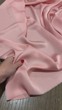 Carica e avvia il video nel visualizzatore di galleria, Crepe cady viscosa rosa: €33/mtl
