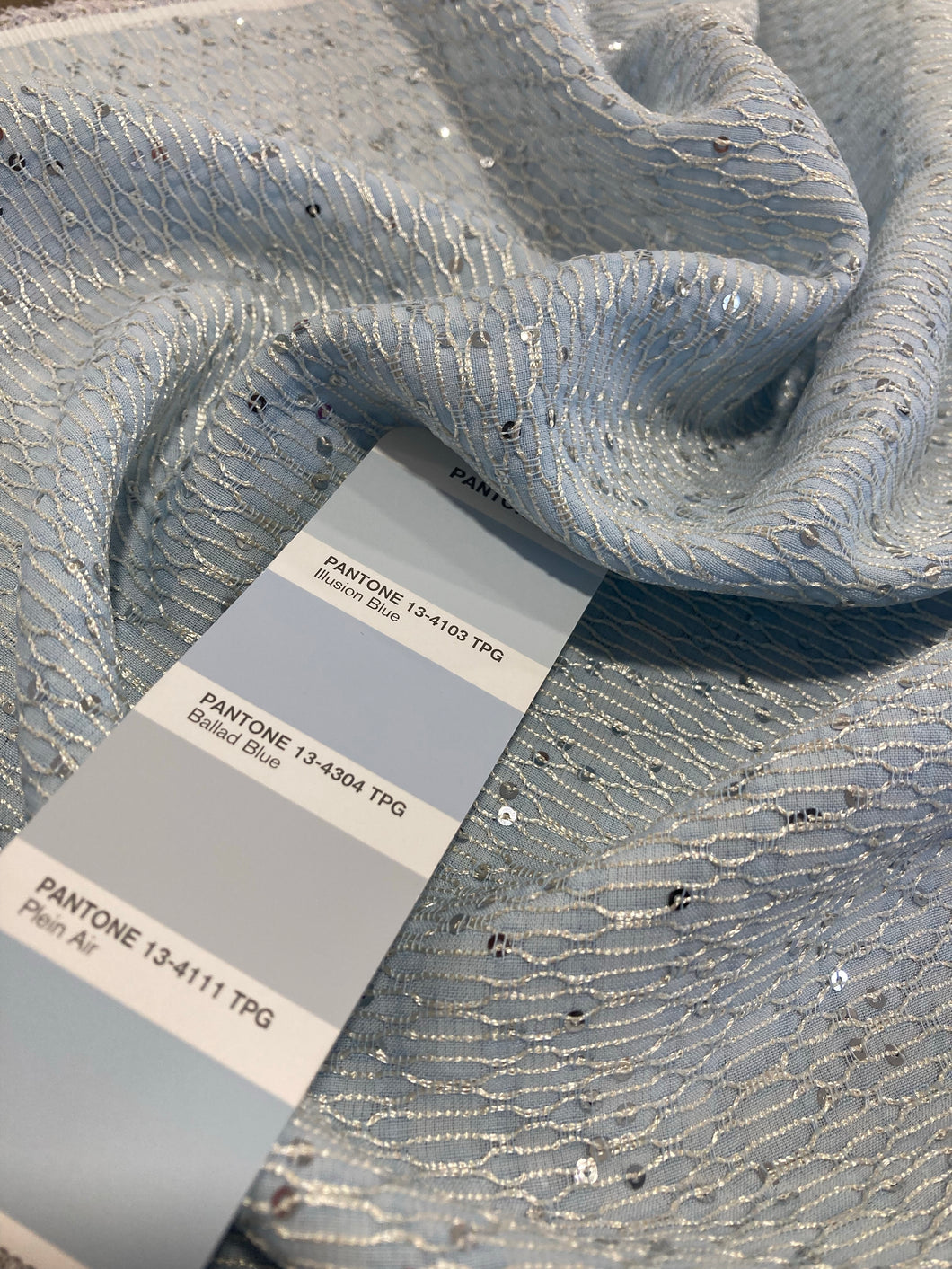 Chanellina azzurro chiaro con la paillettes: 70€/m