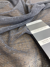 Carica l&#39;immagine nel visualizzatore di Gallery, Tulle elasticizzato grigio con pois: 16€/m
