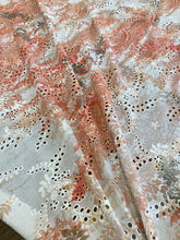 Carica l&#39;immagine nel visualizzatore di Gallery, Sangallo salmone bianco taglio unico 1.3m a 36€

