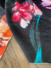 Carica l&#39;immagine nel visualizzatore di Gallery, Maglia di viscosa fiori sul nero: €19/mtl
