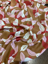 Carica l&#39;immagine nel visualizzatore di Gallery, Viscosa crepe color senape con foglie: 16€/m

