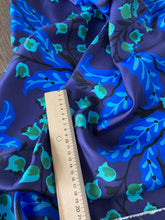 Carica l&#39;immagine nel visualizzatore di Gallery, Raso di seta fiori con blue: €49/mtl
