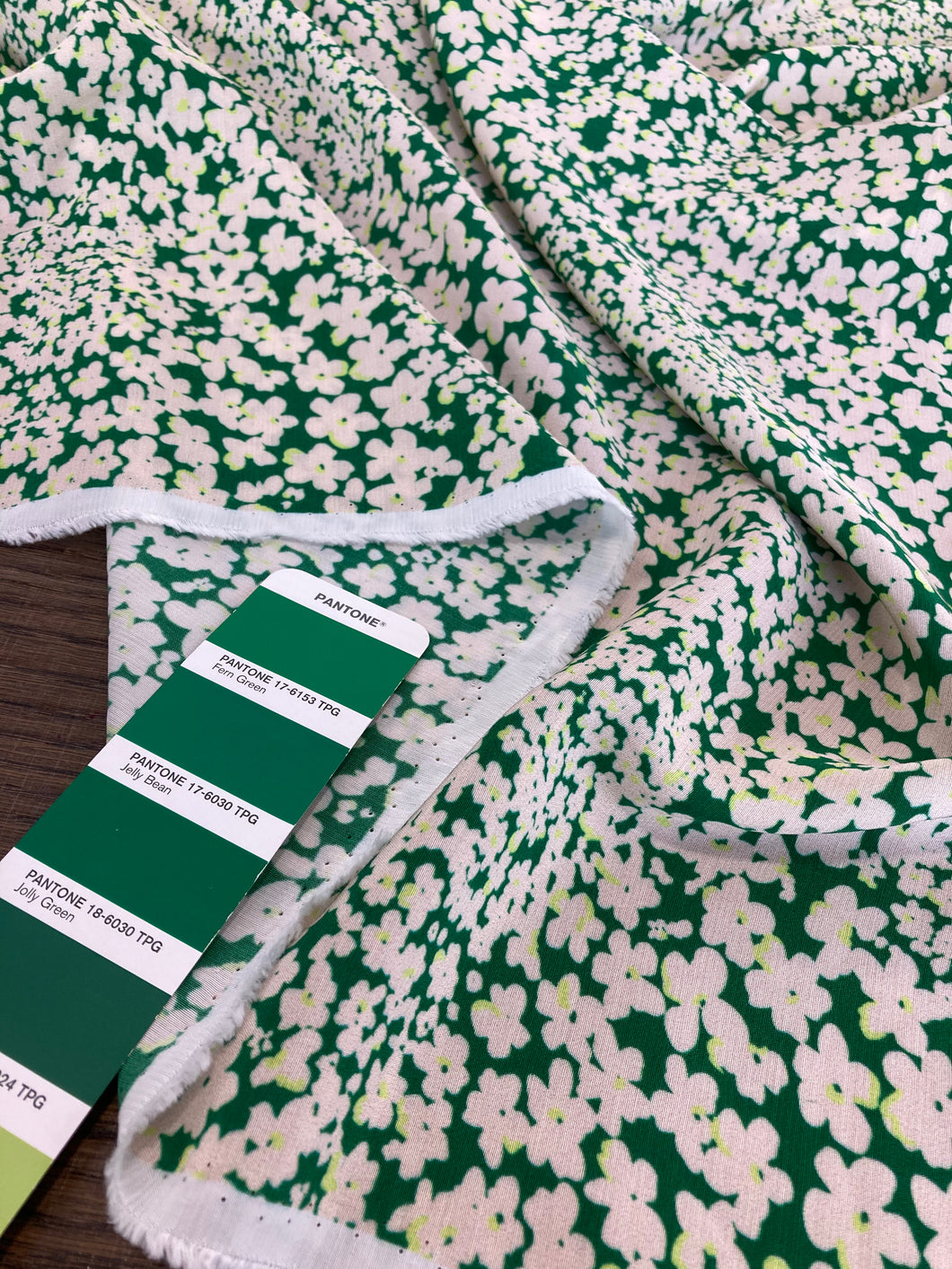 Viscosa verde con fiori bianchi taglio unico 1.9m a 34€