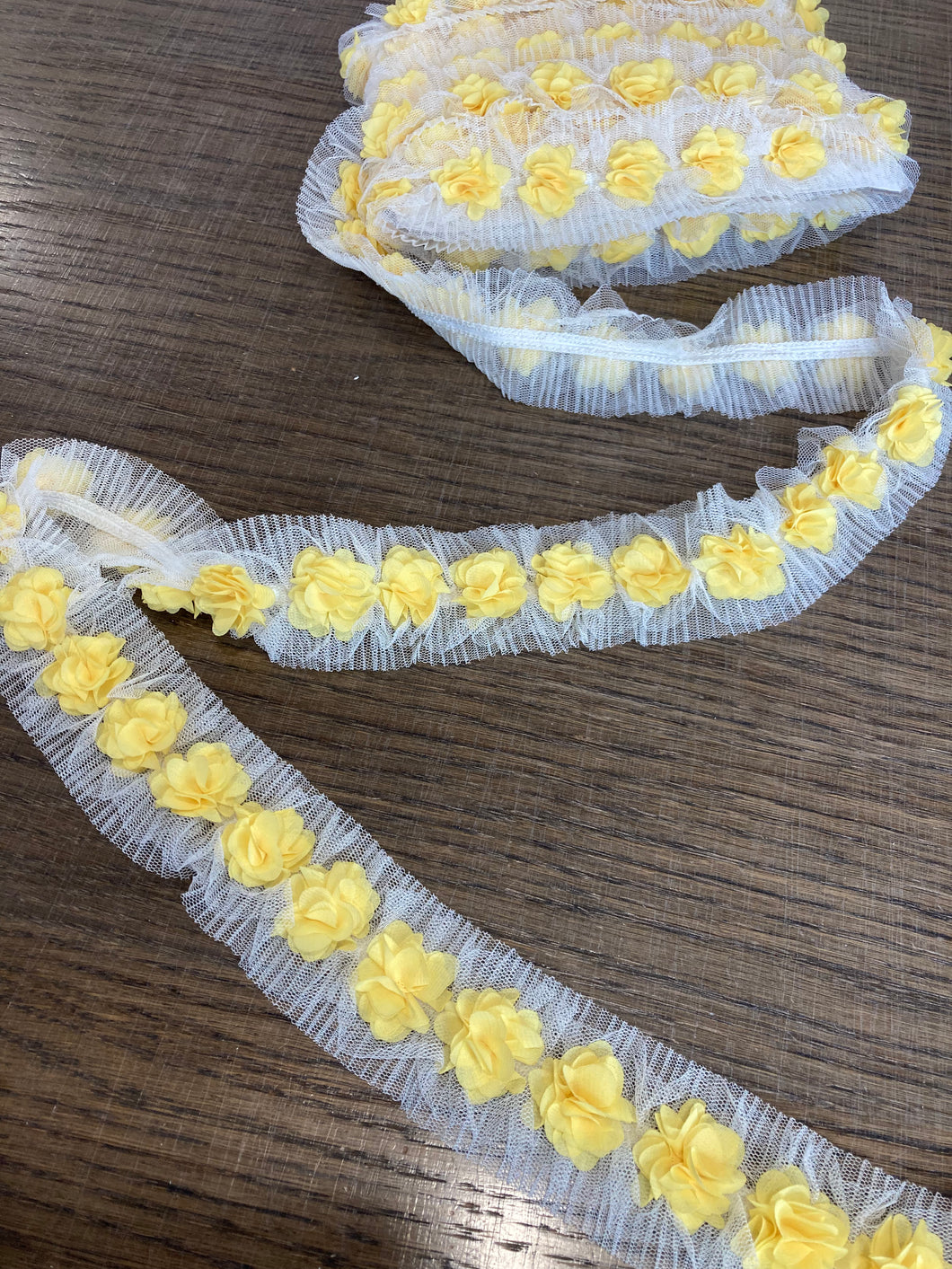 Passamaneria elasticizzata tulle con fiori gialli: 10€/m