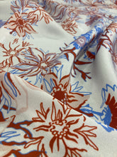 Carica l&#39;immagine nel visualizzatore di Gallery, Seta crepe fondo bianco fiori rosso blu: 51€/m

