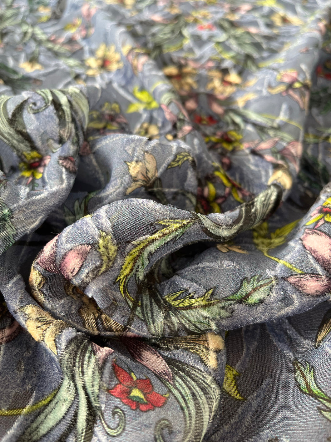 Devore seta viscosa grigio azzurro fiore giallo rosso: 33€/mt
