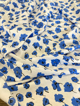 Carica l&#39;immagine nel visualizzatore di Gallery, Viscosa bianca con fiori blu: 16€/m
