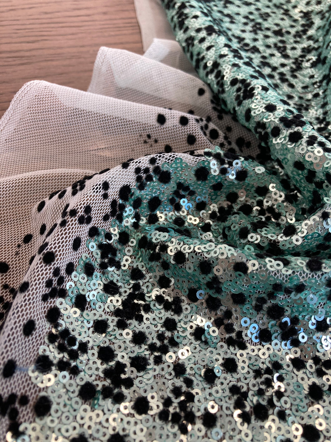 Paillettes colore Tiffany con puntini neri: 28€/m