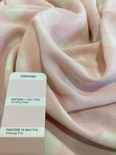 Carica l&#39;immagine nel visualizzatore di Gallery, Viscosa rosa chiaro a pois: 16€/m
