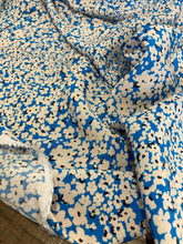 Carica l&#39;immagine nel visualizzatore di Gallery, Viscosa crepe cady azzurro bianco: 18€/m
