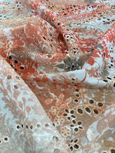 Carica l&#39;immagine nel visualizzatore di Gallery, Sangallo salmone bianco taglio unico 1.3m a 36€
