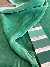 Carica l&#39;immagine nel visualizzatore di Gallery, Velluto seta viscosa color verde acqua: 18€/m

